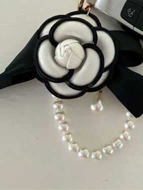 Floral Pearl Keychain Charm - Black & White